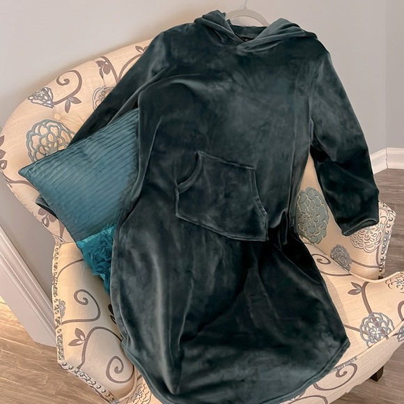 32 degrees Velour long teal sleepwear - Picture 2 of 6